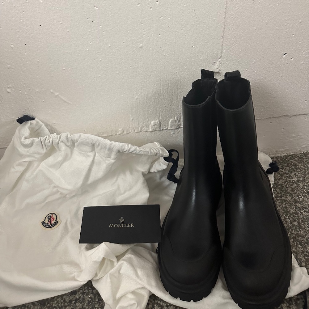 Moncler Patty Leather Chelsea Boots 37